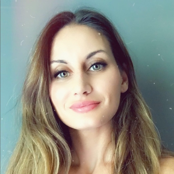 Meet your Posher, Emma - Picture 1 of 2